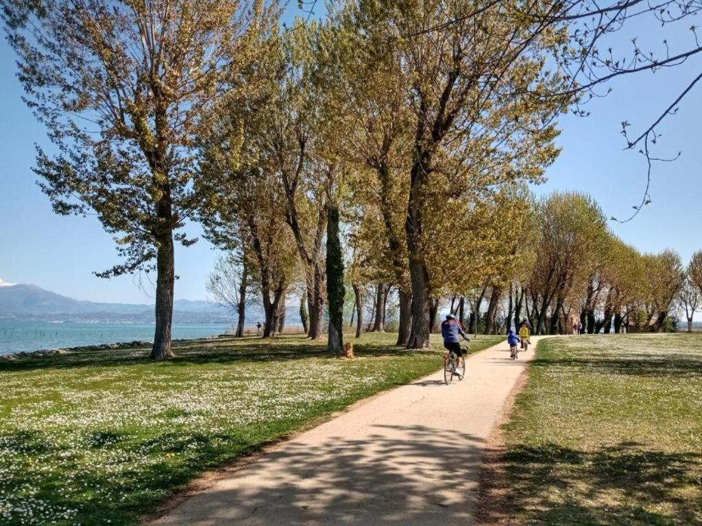 Апартаменты Casa Vittoria Sirmione Punta Gro Con Piscina Экстерьер фото