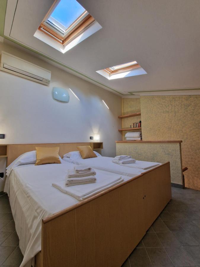 Апартаменты Casa Vittoria Sirmione Punta Gro Con Piscina Экстерьер фото